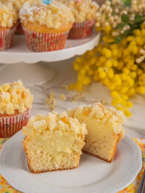 Muffin mimosa tagliato a metà con ripieno di crema al limone e copertura di briciole sbriciolate
