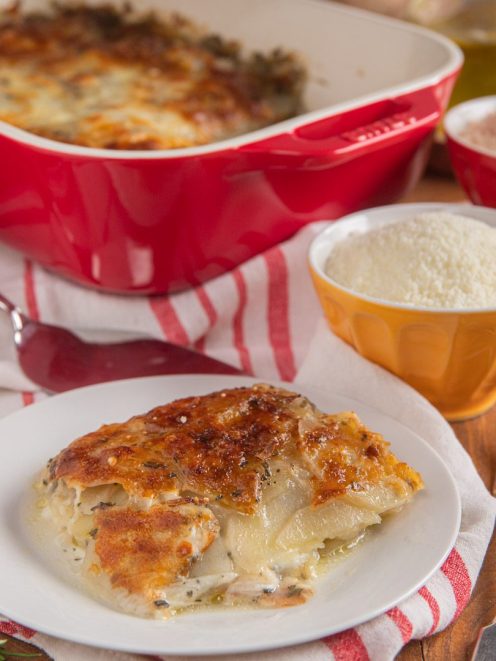 Parmigiana di patate e scamorza con crosta gratinata dorata, servita a fetta nel piatto