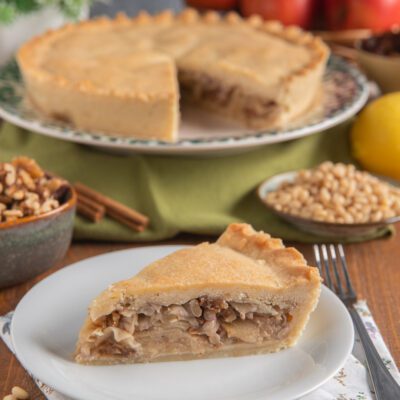 Pite della Carnia, fetta in primo piano con ripieno di mele e noci tra due strati di pasta frolla dorata