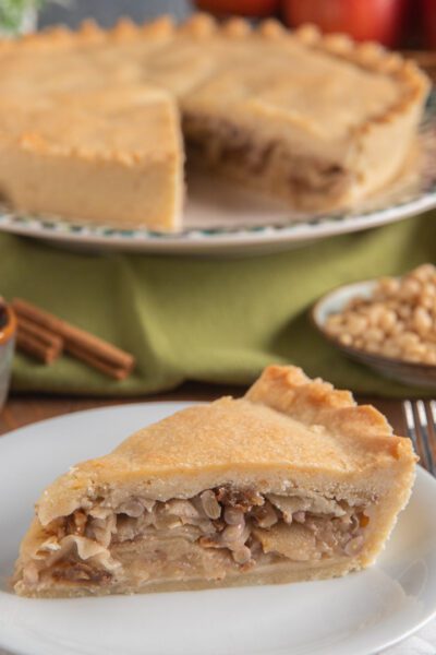 Pite della Carnia, fetta in primo piano con ripieno di mele e noci tra due strati di pasta frolla dorata