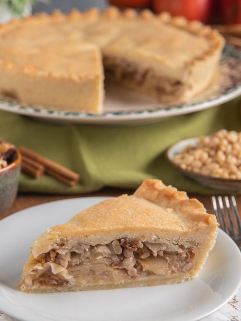 Pite della Carnia, fetta in primo piano con ripieno di mele e noci tra due strati di pasta frolla dorata