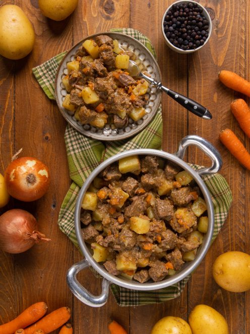 Spezzatino di vitello con patate e carote a cubetti in abbondante sughetto