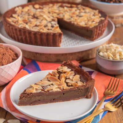 Torta del nonno al caffè con farcia cremosa al cioccolato e mandorle a lamelle tostate