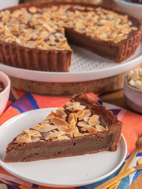Torta del nonno al caffè con farcia cremosa al cioccolato e mandorle a lamelle tostate