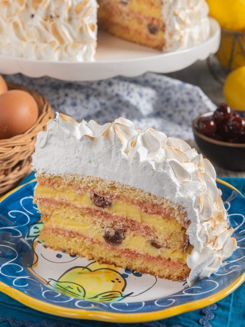Fetta di zuppa inglese napoletana con strati di crema, amarene e meringa dorata alla fiamma