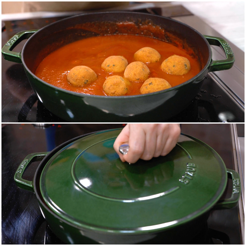 Pallotte cacio e ova nel sugo di pomodoro, poi il tegame viene coperto con il coperchio