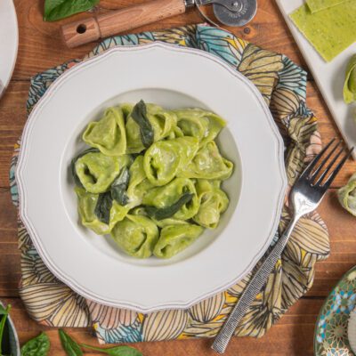 Balanzoni bolognesi alla salvia con pasta verde agli spinaci e salsa cremosa