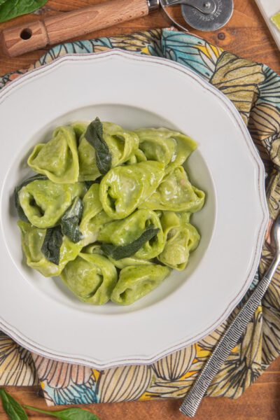 Balanzoni bolognesi alla salvia con pasta verde agli spinaci e salsa cremosa