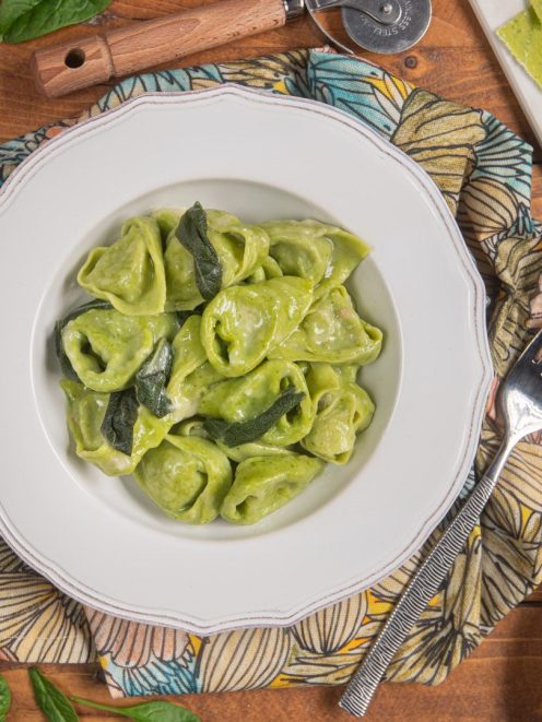 Balanzoni bolognesi alla salvia con pasta verde agli spinaci e salsa cremosa