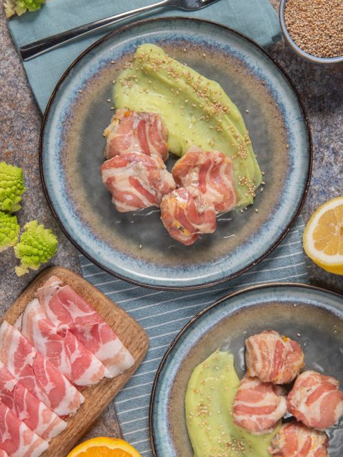 Bocconcini di rana pescatrice avvolti in pancetta su crema di cavolo romanesco con semi di sesamo