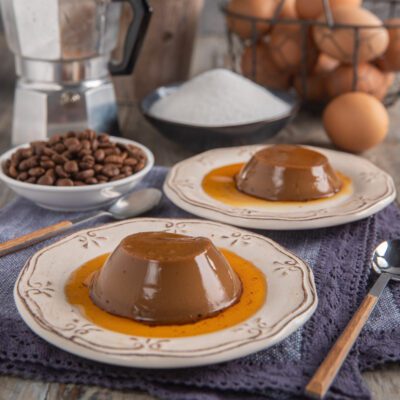 Caffè in forchetta sformato nel piatto con caramello ambrato che cola intorno