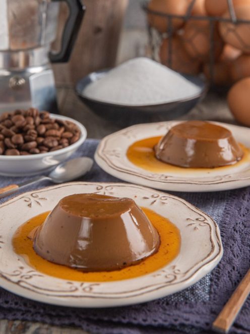 Caffè in forchetta sformato nel piatto con caramello ambrato che cola intorno