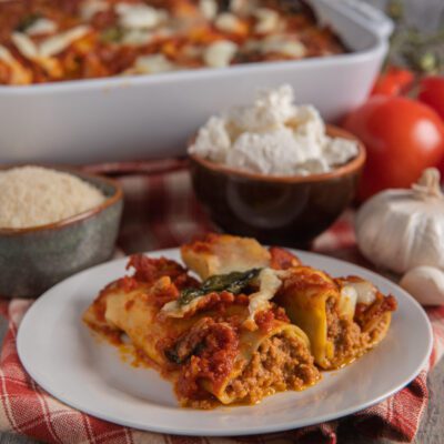 Cannelloni alla sorrentina con ragù di carne, salsa di pomodoro e mozzarella filante