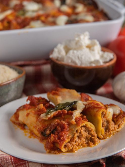 Cannelloni alla sorrentina con ragù di carne, salsa di pomodoro e mozzarella filante