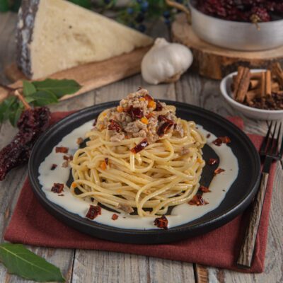 Linguine al ragù bianco di vitello su crema di pecorino, con peperone crusco sbriciolato