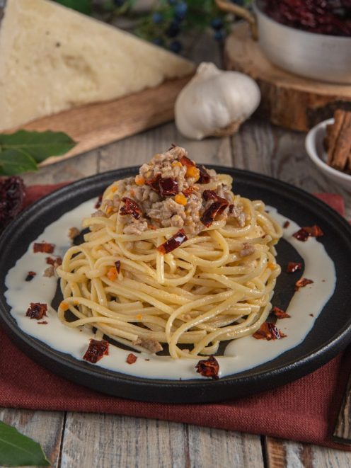 Linguine al ragù bianco di vitello su crema di pecorino, con peperone crusco sbriciolato