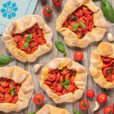 Mustazzeddu con pomodorini ciliegino arrosto e foglie di basilico fresco