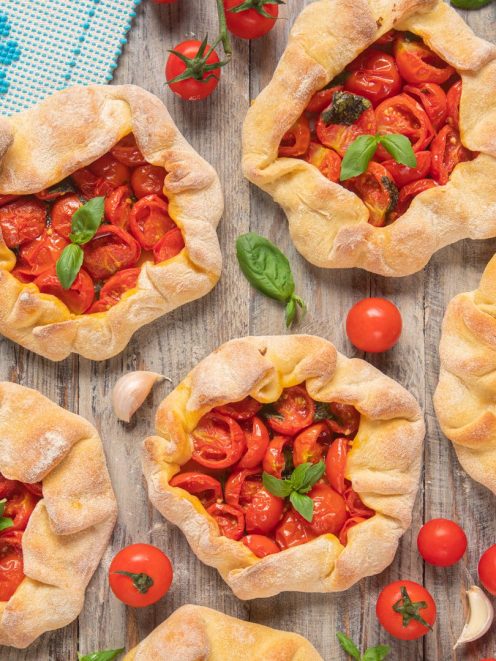 Mustazzeddu con pomodorini ciliegino arrosto e foglie di basilico fresco