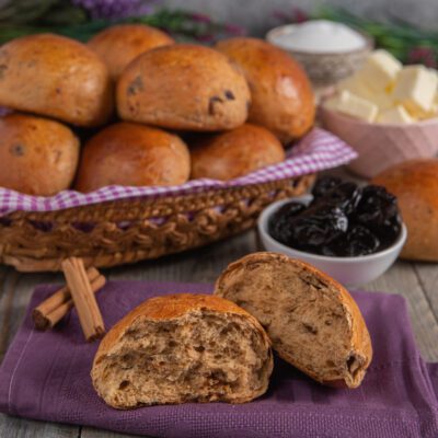 Panini dolci alle prugne e cannella spezzati a metà, con la mollica soffice in evidenza