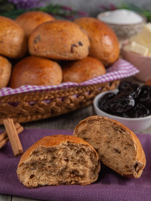 Panini dolci alle prugne e cannella spezzati a metà, con la mollica soffice in evidenza