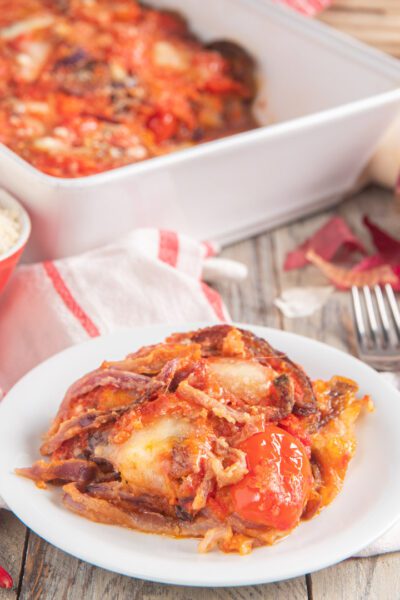 Parmigiana di cipolle di Cannara con pomodorini e mozzarella filante, servita in porzione