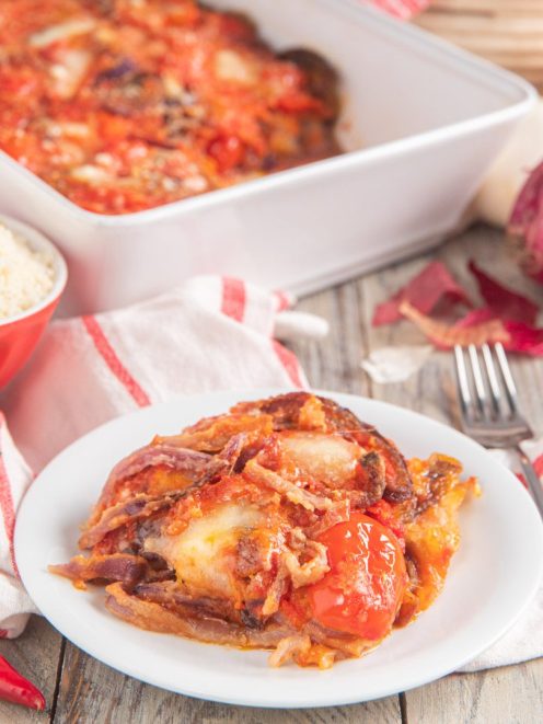 Parmigiana di cipolle di Cannara con pomodorini e mozzarella filante, servita in porzione