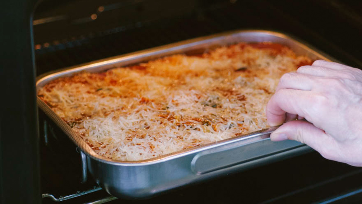 Parmigiana di melanzane appena sfornata con copertura di formaggio grattugiato dorato e croccante