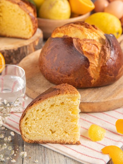 Pinza triestina con crosta dorata e mollica soffice, affiancata da scorze di agrumi