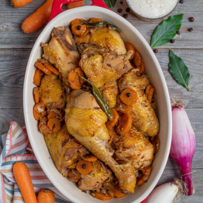 Pollo alla birra con carote a rondelle e foglie di alloro, dorato e succulento