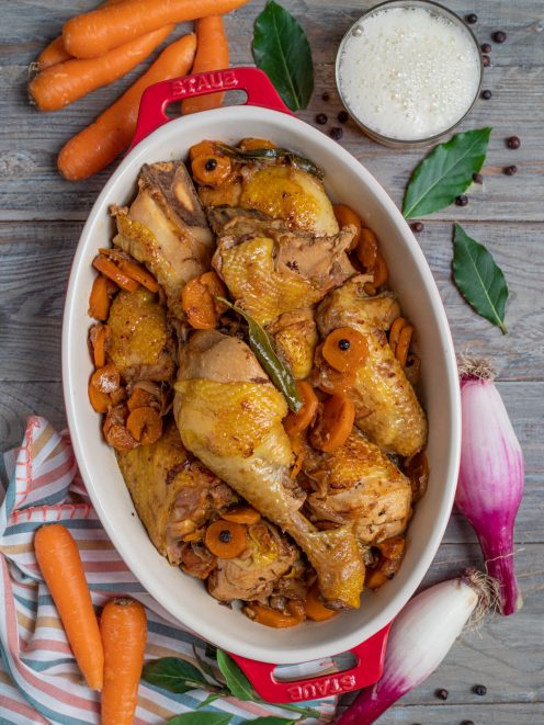 Pollo alla birra con carote a rondelle e foglie di alloro, dorato e succulento