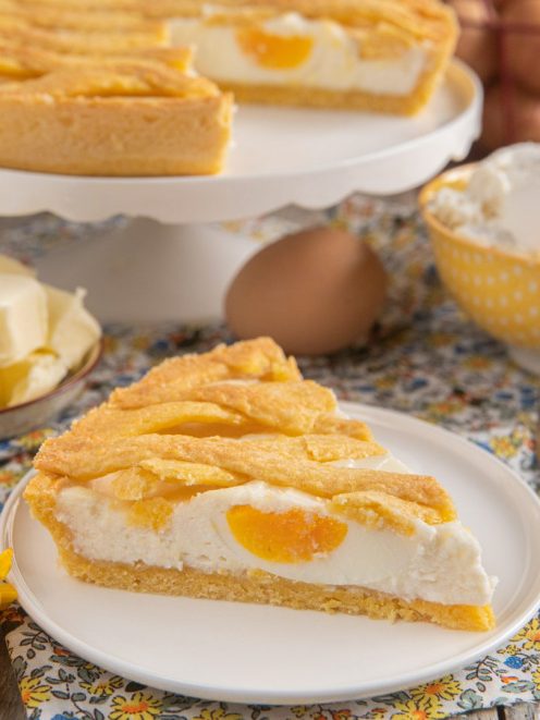 Fetta di scarcedda con uova sode intere nel ripieno di ricotta e crosta intrecciata dorata