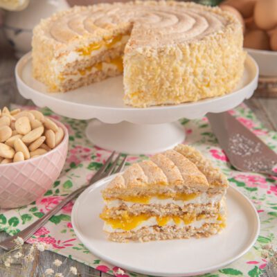 Torta Elvezia a strati con crema e gelatina gialla, una fetta servita in primo piano