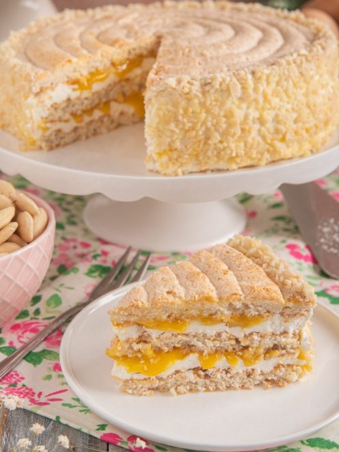 Torta Elvezia a strati con crema e gelatina gialla, una fetta servita in primo piano
