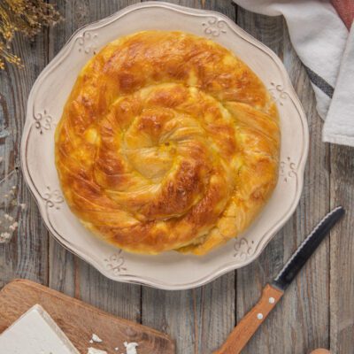 Vertuta appena sfornata con pasta avvolta a spirale e superficie dorata e lucida