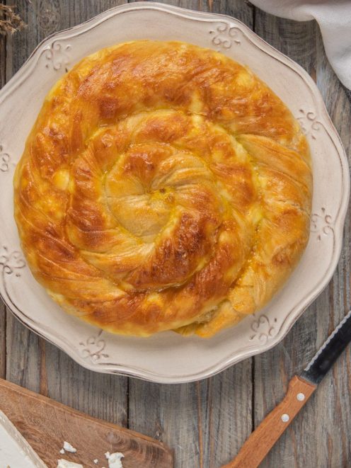 Vertuta appena sfornata con pasta avvolta a spirale e superficie dorata e lucida