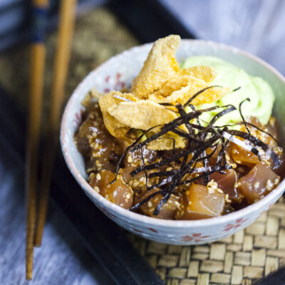 Poke con cubetti di tonno marinato, alga nori, semi di sesamo, crema di avocado e chips croccanti