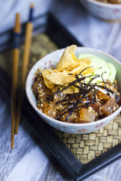 Poke con cubetti di tonno marinato, alga nori, semi di sesamo, crema di avocado e chips croccanti
