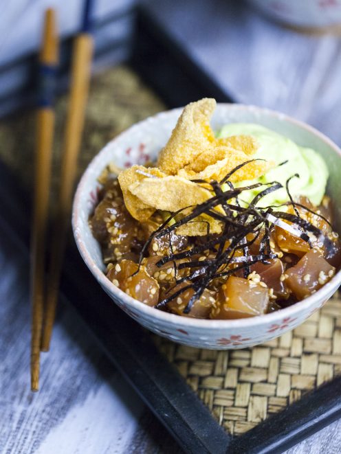 Poke con cubetti di tonno marinato, alga nori, semi di sesamo, crema di avocado e chips croccanti