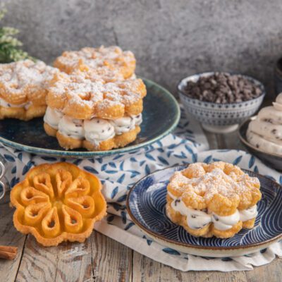 Baci panteschi farciti con crema di ricotta e gocce di cioccolato, spolverati di zucchero a velo