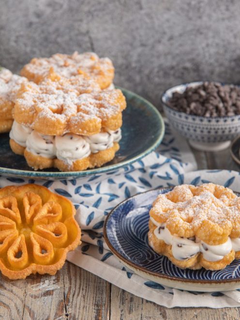 Baci panteschi farciti con crema di ricotta e gocce di cioccolato, spolverati di zucchero a velo