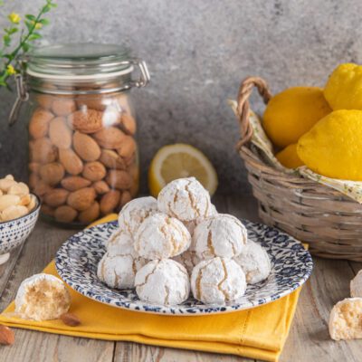 Biscotti al limone e mandorle ricoperti di zucchero a velo, con interno morbido in evidenza