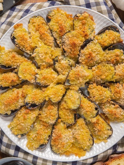 Cozze arraganate gratinate con pangrattato dorato e croccante, disposte a ventaglio