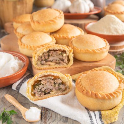 Panadas di carne sarde con crosta dorata farcite di macinato di maiale ed erbe aromatiche