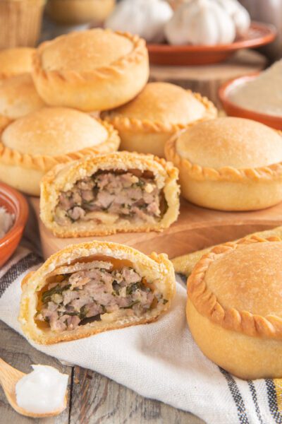Panadas di carne sarde con crosta dorata farcite di macinato di maiale ed erbe aromatiche