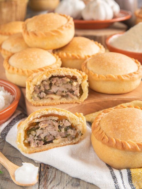 Panadas di carne sarde con crosta dorata farcite di macinato di maiale ed erbe aromatiche