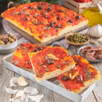Sardenaira tagliata a fette con pomodoro, olive, capperi e acciughe