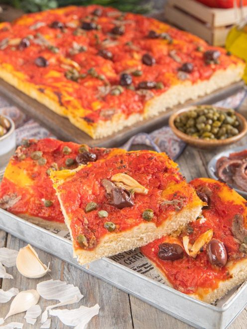 Sardenaira tagliata a fette con pomodoro, olive, capperi e acciughe