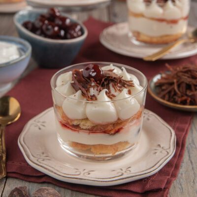 Tiramisù di colomba allo yogurt in coppetta con strati di pan di spagna, ciliegie e scaglie di cioccolato