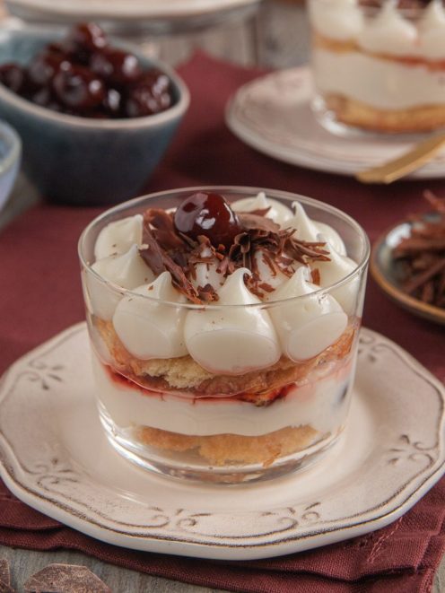 Tiramisù di colomba allo yogurt in coppetta con strati di pan di spagna, ciliegie e scaglie di cioccolato