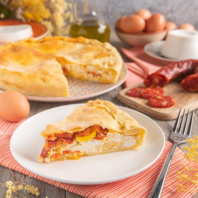 Torta salata lucana A'Ngornata a fette con ripieno di uova sode, formaggio e chorizo piccante